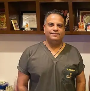 Picture of Dr Suraj Munjal, IndiCure's best eye doctor in India